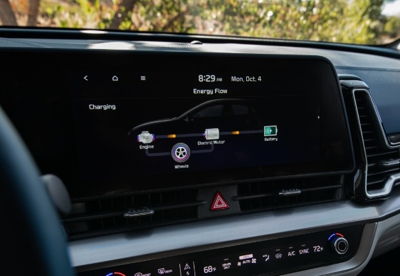 Digital panel displaying the energy flow of the engine, electric motor, battery, and wheels
